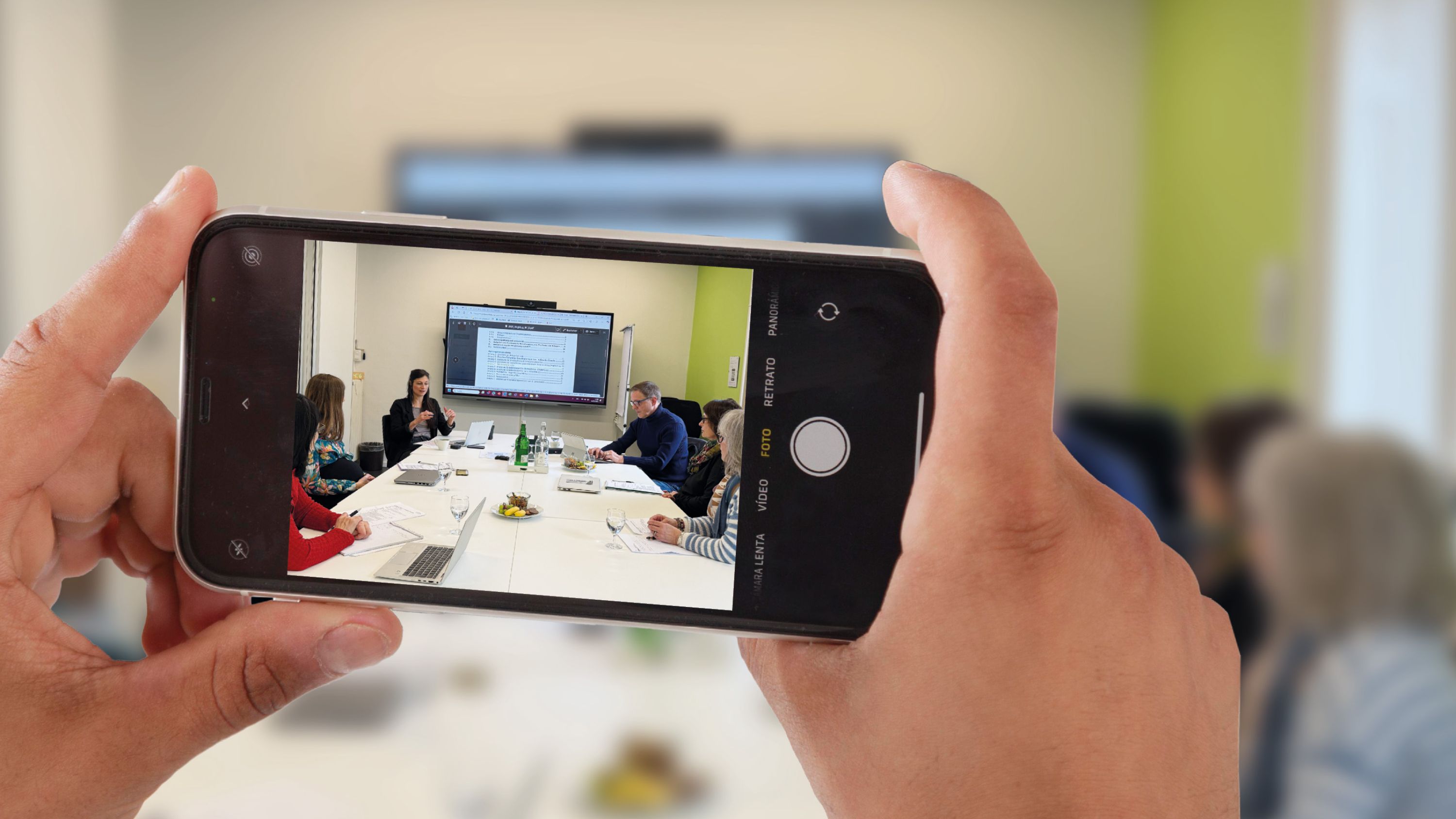 Le groupe de travail IF de Pro Senectute est réuni autour d'une table et discute