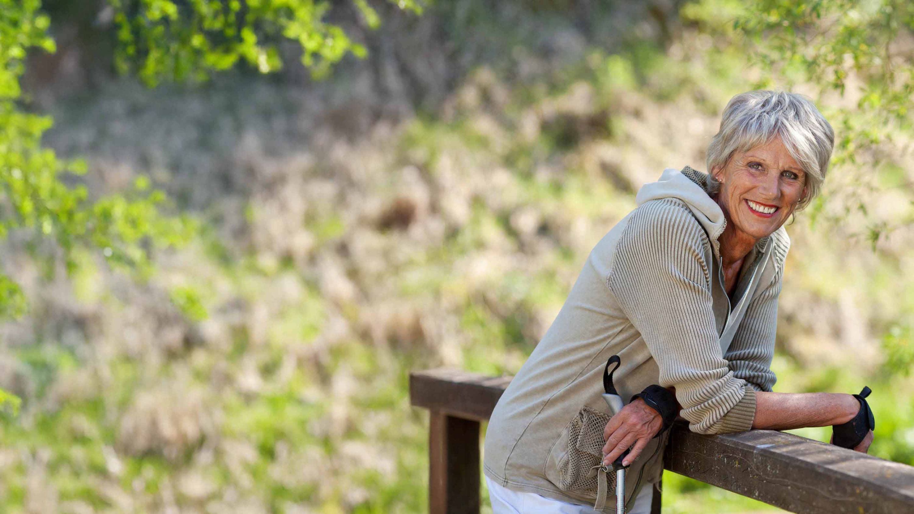 Una donna fa un'escursione con il bel tempo.