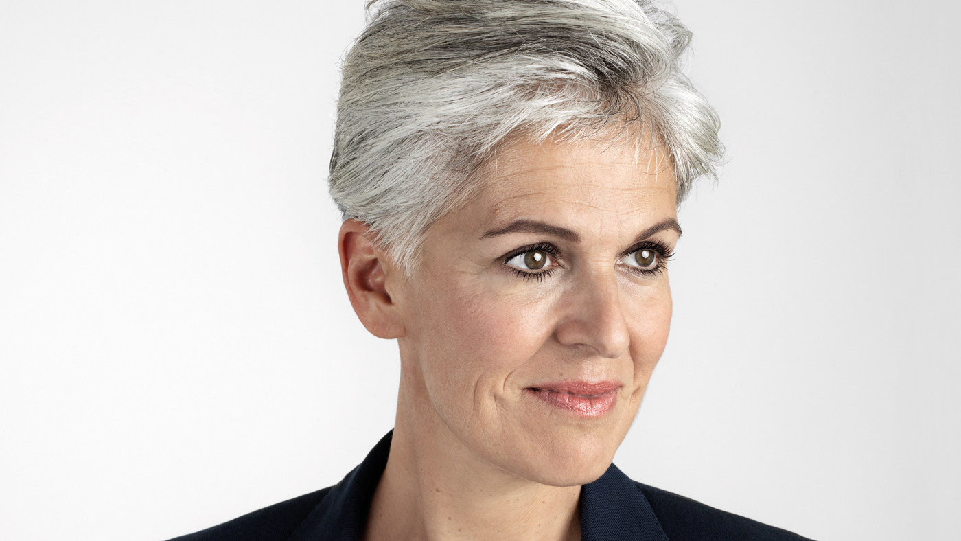 Junge Seniorin freut sich über das Leben