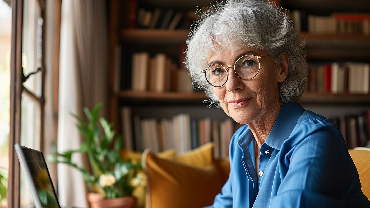 Eine Frau sitzt in ihrem Arbeitszmmer am Laptop