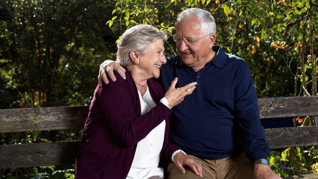 Älteres Paar sitzt auf einer Bank