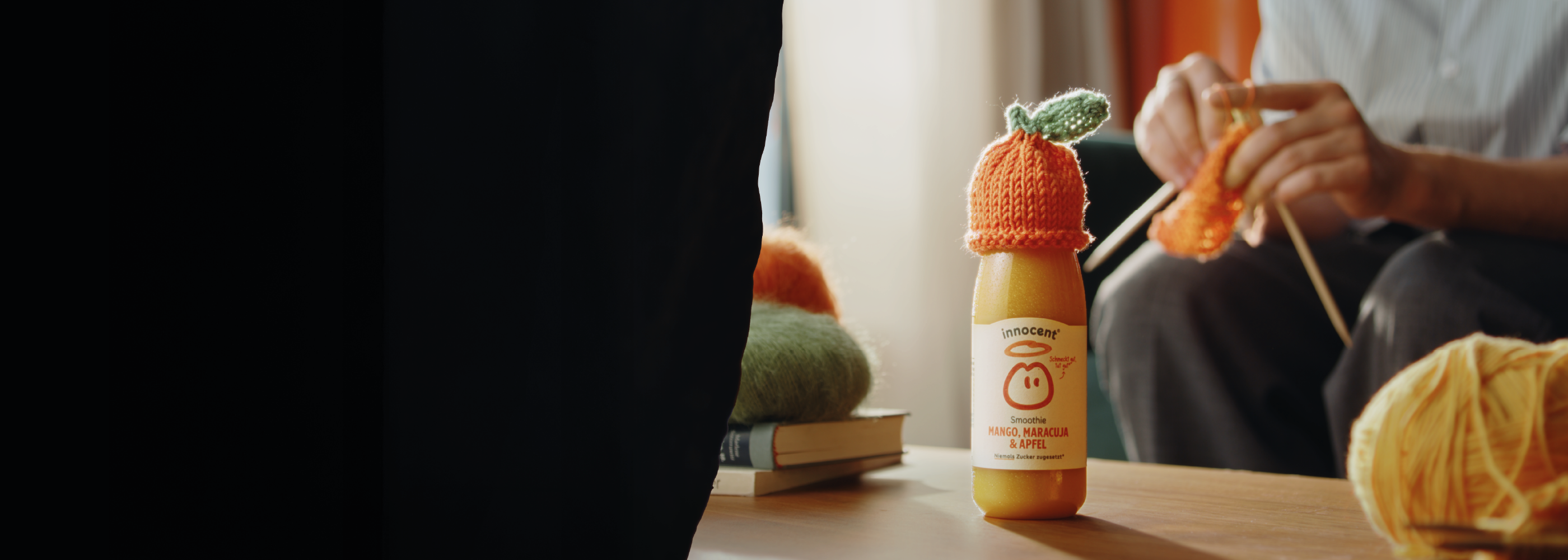 Persone sorridenti sedute a un tavolo e guardano in avanti